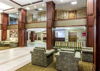 La Quinta Inn & Suites by Wyndham Milwaukee Bayshore Area hotel thumbnail 2
