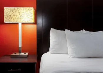 La Quinta Inn & Suites by Wyndham Milwaukee Bayshore Area hotel thumbnail 4