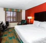 La Quinta Inn & Suites by Wyndham Milwaukee Bayshore Area hotel detail image 5