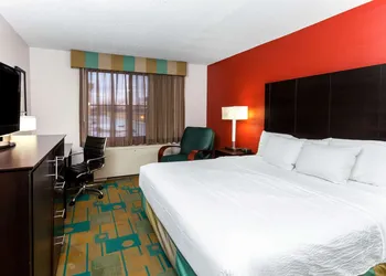La Quinta Inn & Suites by Wyndham Milwaukee Bayshore Area hotel thumbnail 5