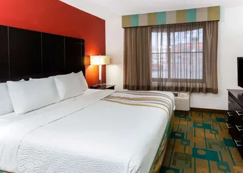 La Quinta Inn & Suites by Wyndham Milwaukee Bayshore Area hotel thumbnail 6