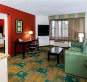 La Quinta Inn & Suites by Wyndham Milwaukee Bayshore Area hotel detail image 7