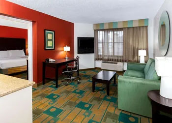 La Quinta Inn & Suites by Wyndham Milwaukee Bayshore Area hotel thumbnail 7