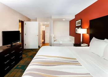 La Quinta Inn & Suites by Wyndham Milwaukee Bayshore Area hotel thumbnail 8