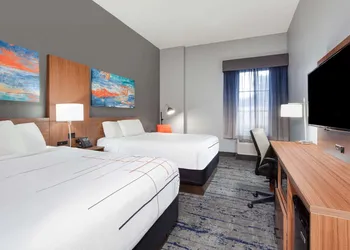 La Quinta Inn & Suites by Wyndham St. Petersburg Northeast hotel thumbnail 5