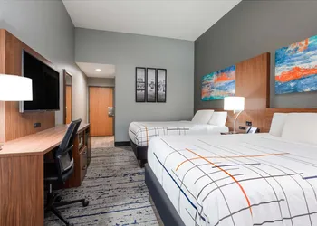 La Quinta Inn & Suites by Wyndham St. Petersburg Northeast hotel thumbnail 6