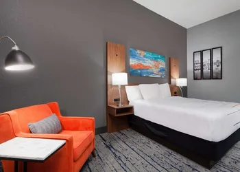 La Quinta Inn & Suites by Wyndham St. Petersburg Northeast hotel thumbnail 7