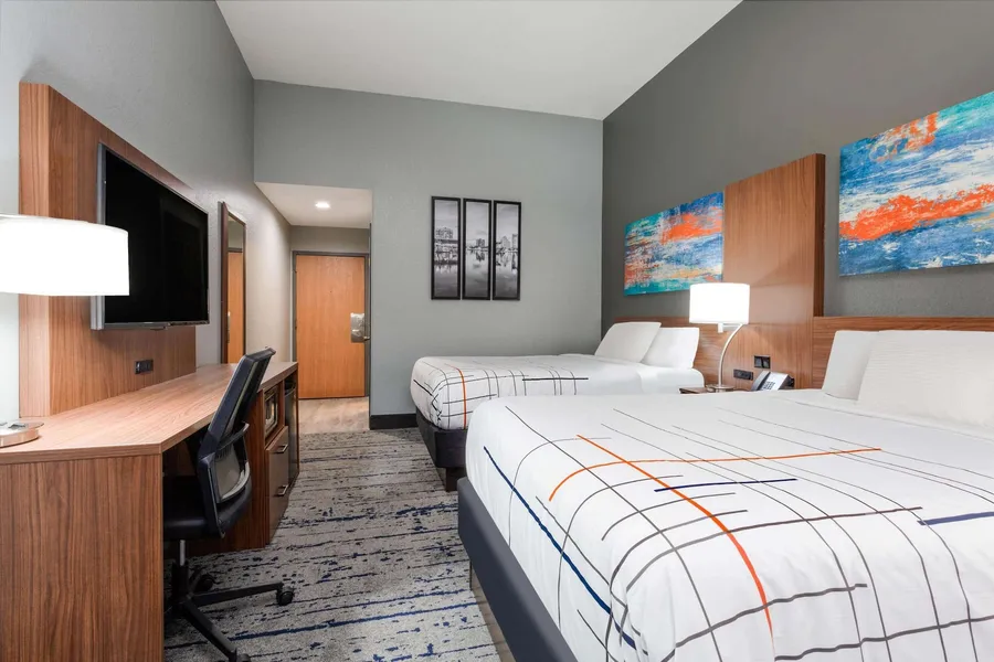 La Quinta Inn & Suites by Wyndham St. Petersburg Northeast hotel detail image 6