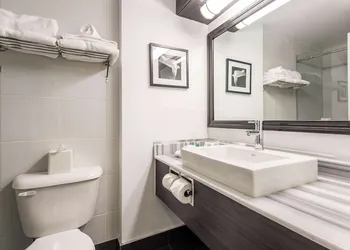 Quality Inn & Suites Gatineau hotel thumbnail 5