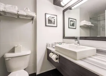 Quality Inn & Suites Gatineau hotel thumbnail 5