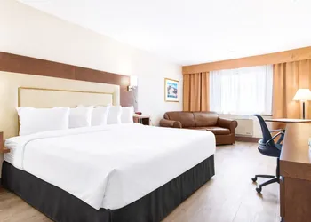 Quality Inn & Suites Gatineau hotel thumbnail 7