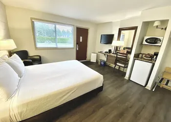 Arbutus Grove Motel hotel thumbnail 4