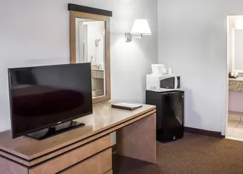 Econo Lodge Inn & Suites Colonie Center Mall hotel thumbnail 6