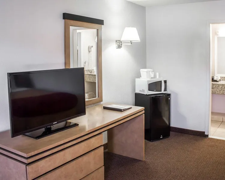 Econo Lodge Inn & Suites Colonie Center Mall hotel detail image 6