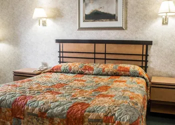 Econo Lodge Inn & Suites Colonie Center Mall hotel thumbnail 8