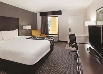 La Quinta Inn & Suites by Wyndham Charleston Riverview hotel thumbnail 5