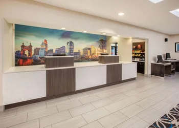 La Quinta Inn & Suites by Wyndham Cincinnati Airpt Florence hotel thumbnail 2