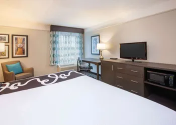 La Quinta Inn & Suites by Wyndham Cincinnati Airpt Florence hotel thumbnail 4