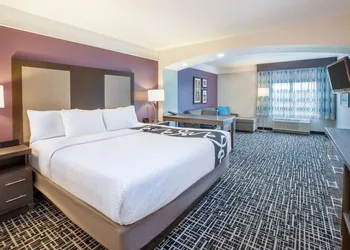 La Quinta Inn & Suites by Wyndham Cincinnati Airpt Florence hotel thumbnail 6