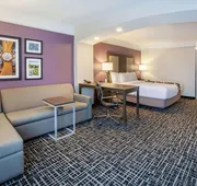 La Quinta Inn & Suites by Wyndham Cincinnati Airpt Florence hotel detail image 7