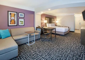 La Quinta Inn & Suites by Wyndham Cincinnati Airpt Florence hotel thumbnail 7