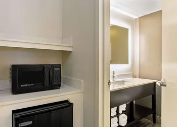 La Quinta Inn & Suites by Wyndham Boston-Andover hotel thumbnail 8