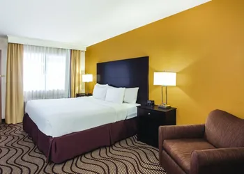 La Quinta Inn & Suites by Wyndham Carlsbad - Legoland Area hotel thumbnail 3