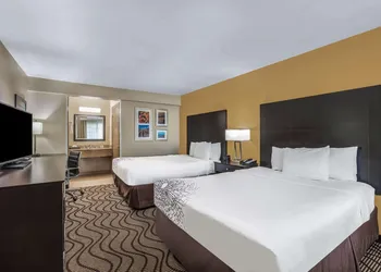 La Quinta Inn & Suites by Wyndham Carlsbad - Legoland Area hotel thumbnail 4