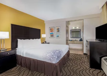 La Quinta Inn & Suites by Wyndham Carlsbad - Legoland Area hotel thumbnail 6