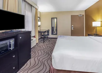 La Quinta Inn & Suites by Wyndham Carlsbad - Legoland Area hotel thumbnail 7