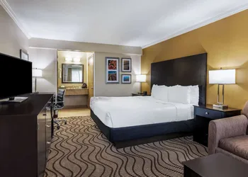 La Quinta Inn & Suites by Wyndham Carlsbad - Legoland Area hotel thumbnail 8