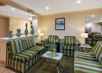 La Quinta Inn & Suites by Wyndham Sawgrass hotel thumbnail 2