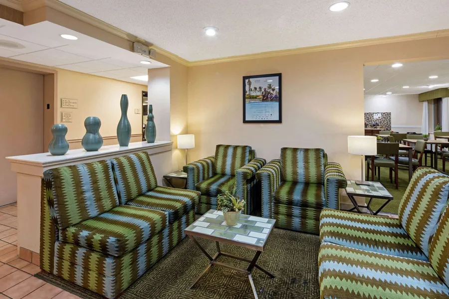 La Quinta Inn & Suites by Wyndham Sawgrass hotel detail image 2