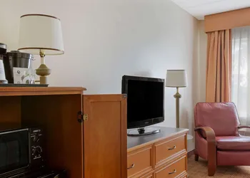 La Quinta Inn & Suites by Wyndham Sawgrass hotel thumbnail 4