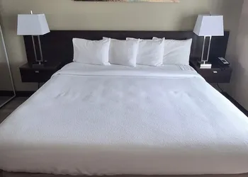 Island Suites hotel thumbnail 8