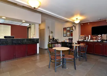 Clackamas Inn & Suites hotel thumbnail 2