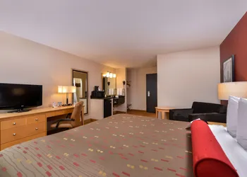 Clackamas Inn & Suites hotel thumbnail 8
