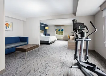 Holiday Inn Express & Suites Williamsburg by IHG hotel thumbnail 7