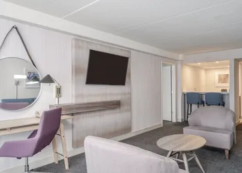 Crowne Plaza Indianapolis-Airport by IHG hotel thumbnail 8