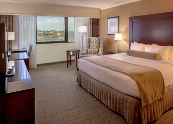 Crowne Plaza St. Louis Airport by IHG hotel thumbnail 7