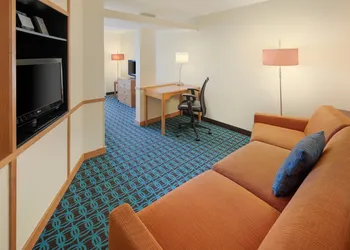 Fairfield Inn and Suites by Marriott Indianapolis Airport hotel thumbnail 8