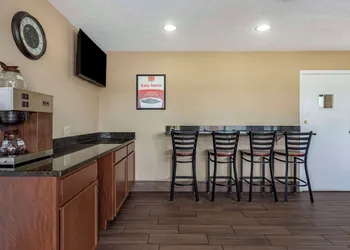 Econo Lodge Nashville North hotel thumbnail 8