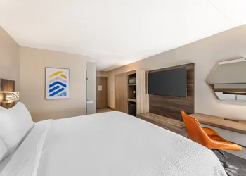 Holiday Inn Express Crestwood by IHG hotel thumbnail 5