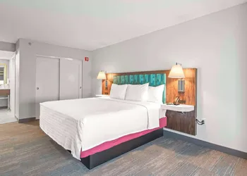 Hampton Inn Columbus-North hotel thumbnail 5