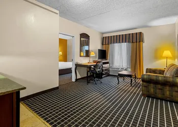 Comfort Inn & Suites Somerset - New Brunswick hotel thumbnail 7