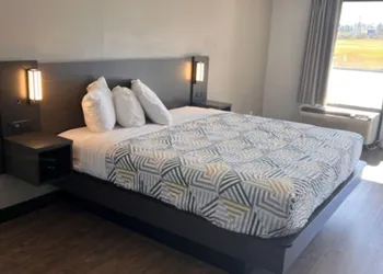 Clarion Pointe hotel thumbnail 5