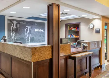 Hampton Inn Sioux Falls hotel thumbnail 3