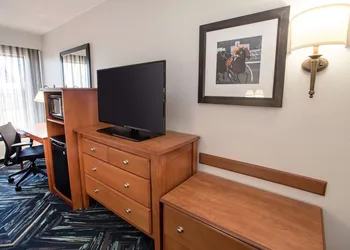 Hampton Inn Louisville-North/Clarksville hotel thumbnail 8