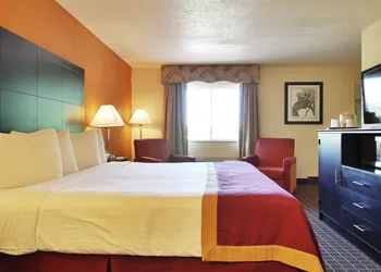 Baymont by Wyndham Muskegon hotel thumbnail 7