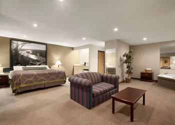 Super 8 by Wyndham Green Bay I-43 Bus. Park hotel thumbnail 4